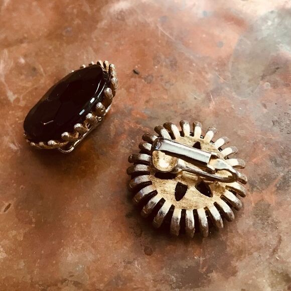 Vintage clip on costume earrings - Picture 3 of 4